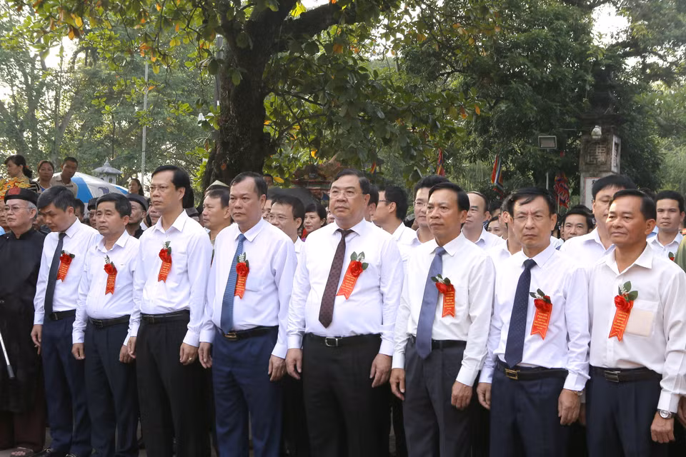 Ngày 15/9, tại Khu di tích lịch sử, văn hóa Đền Trần - Chùa Tháp, UBND thành phố Nam Định (tỉnh Nam Định) tổ chức khai mạc Lễ hội truyền thống đền Trần năm 2022, nhân kỷ niệm 722 năm ngày hóa Đức Thánh Trần. Trong ảnh: Các đại biểu dâng hương tưởng niệm anh linh các vị Vua Trần, Đức Thánh Trần. (Ảnh: Công Luật/TTXVN) 