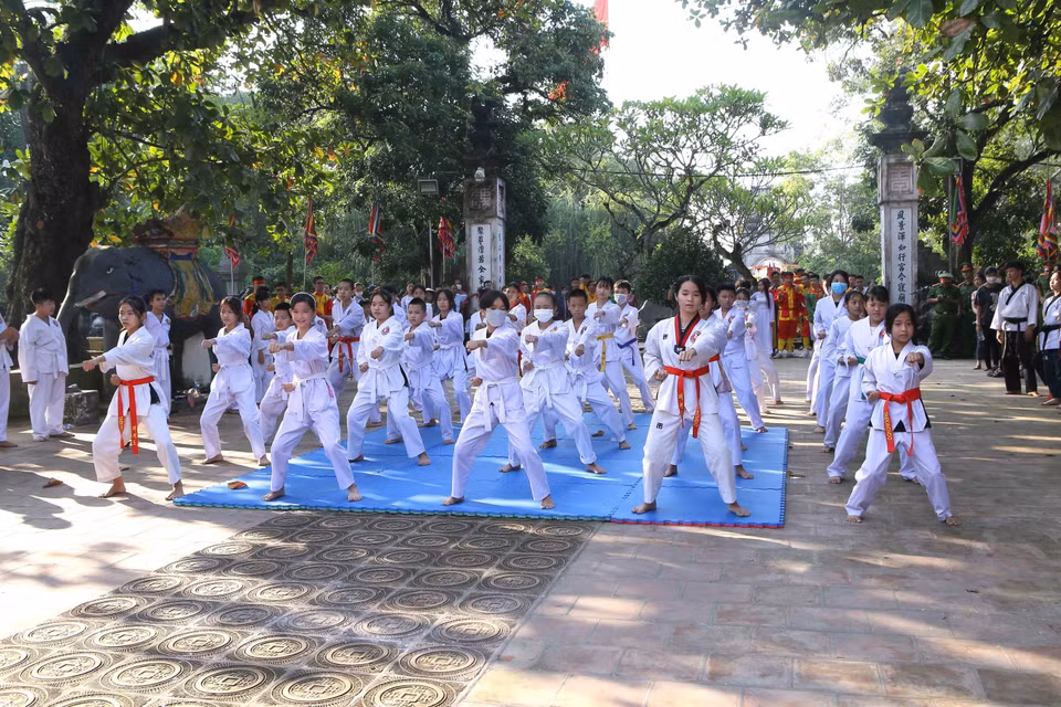 Tiết mục biểu diễn võ thuật tại Lễ hội truyền thống đền Trần năm 2022. (Ảnh: Công Luật/TTXVN)