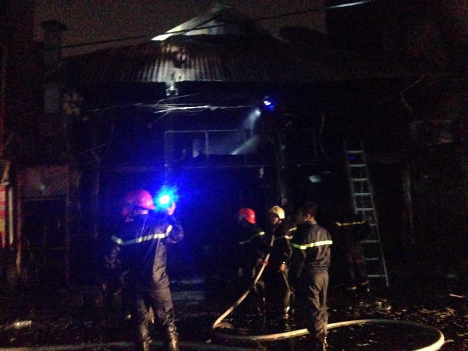 Đến 8 giờ tối cùng ngày ngọn lửa cơ bản đã được khống chế. (Nguồn: Vietnam+)