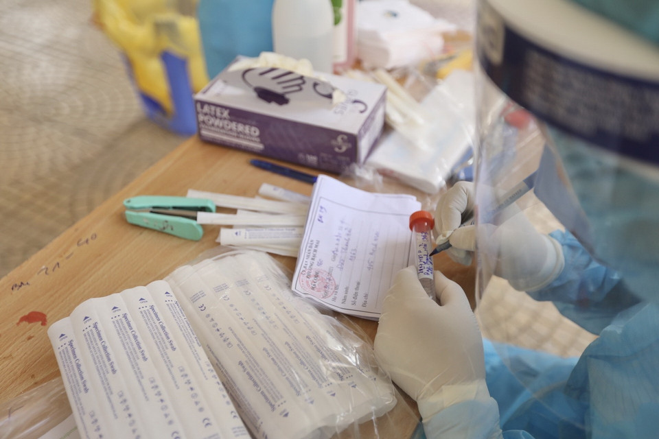  Nhân viên y tế gộp 10 mẫu xét nghiệm. (Ảnh: Minh Quyết/TTXVN)