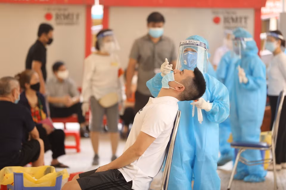  Nhân viên y tế quận Hai Bà Trưng phối hợp với y tế phường Bạch Mai lấy mẫu xét nghiệm COVID-19 cho các trường hợp thuộc khu vực có nguy cơ cao. (Ảnh: Minh Quyết/TTXVN)