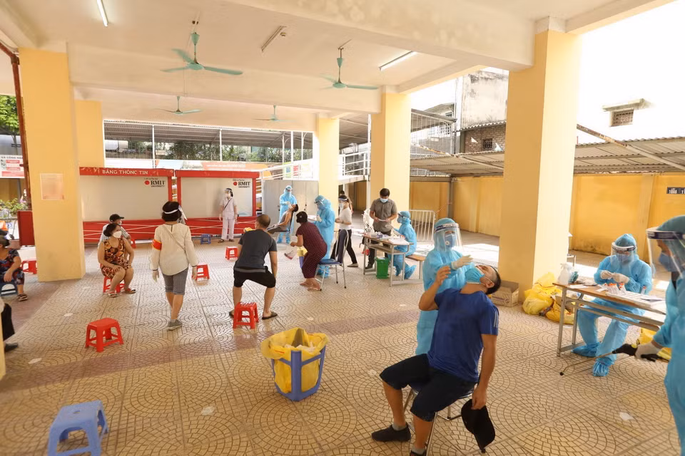 Người dân đến lấy mẫu xét nghiệm COVID-19 tại phường Bạch Mai, quận Hai Bà Trưng. (Ảnh: Minh Quyết/TTXVN)