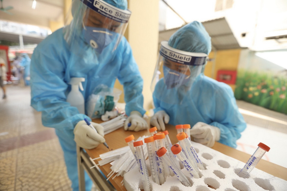  Nhân viên y tế rà soát các mẫu được lấy xét nghiệm. (Ảnh: Minh Quyết/TTXVN)