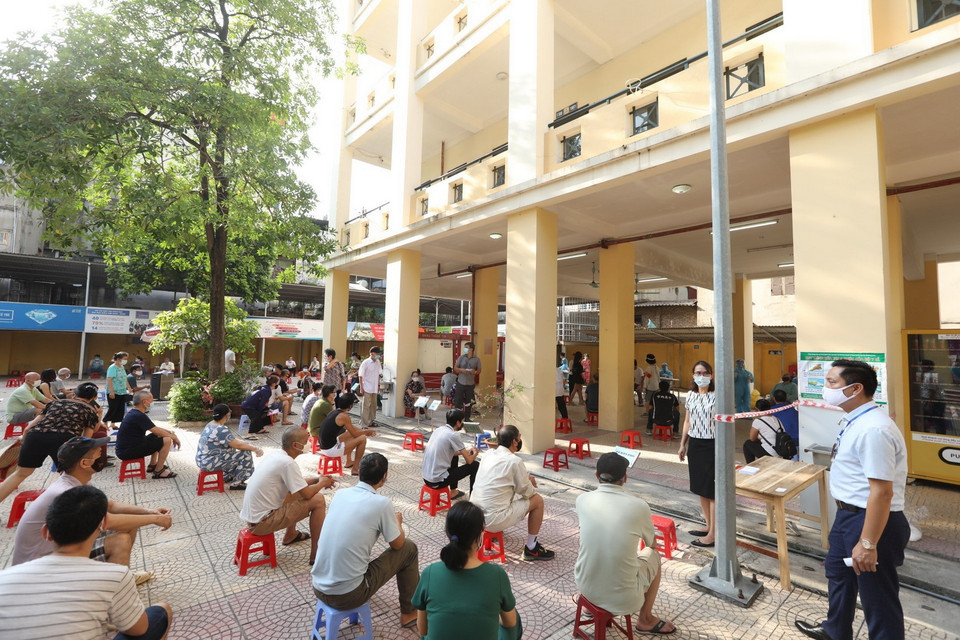  Lấy mẫu xét nghiệm COVID-19 cho người dân phường Bạch Mai, quận Hai Bà Trưng. (Ảnh: Minh Quyết/TTXVN)