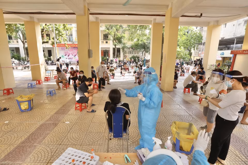  Lấy mẫu xét nghiệm cho các trường hợp thuộc khu vực có nguy cơ cao tại phường Bạch Mai, quận Hai Bà Trưng. (Ảnh: Minh Quyết/TTXVN)