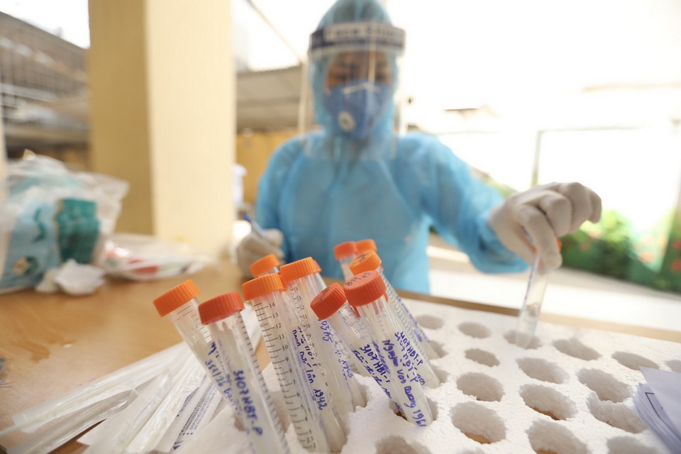  Mẫu được lấy sẽ làm xét nghiệm gộp 10 mẫu. (Ảnh: Minh Quyết/TTXVN)