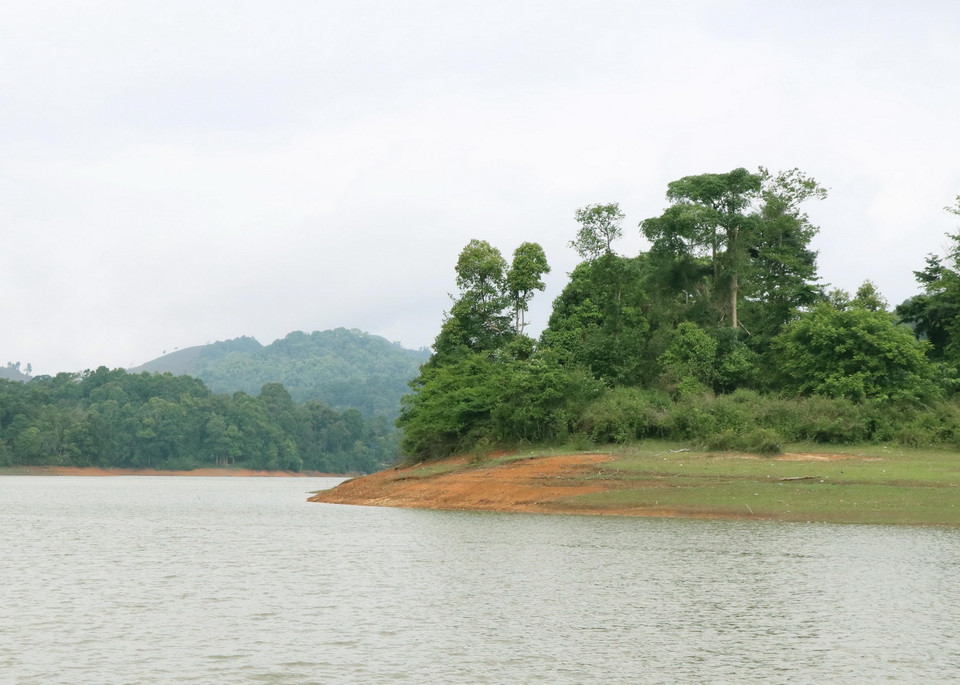 Lòng hồ Pá Khoang “khoét” sâu vào đất đồi, tạo nên những doi đất, mỏm đất, “tiểu đảo” có sinh cảnh đa dạng, cảnh quan đẹp. (Ảnh: Xuân Tiến/TTXVN)
