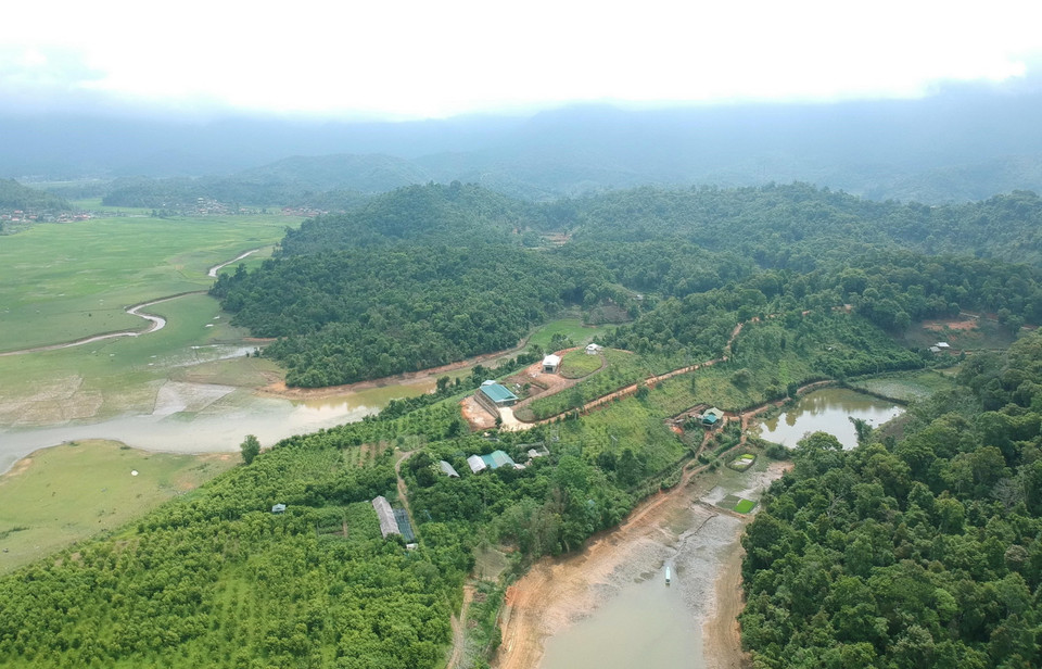 Hiện có hơn 30 bản làng của đồng bào các dân tộc sinh sống tại các đảo, bán đảo nằm xen kẽ trong vùng lòng hồ Pá Khoang, vùng đệm rừng đặc dụng Mường Phăng. Tại các tiểu vùng văn hóa này còn lưu giữ được các phong tục tập quán, nét văn hóa đem đến không gian trải nghiệm thích thú cho du khách. (Ảnh: Xuân Tiến/TTXVN)