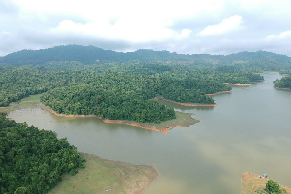 Hệ thống đảo, bán đảo vươn chân ra lòng hồ, tạo nên những vùng vịnh trên lòng hồ Pá Khoang. (Ảnh: Xuân Tiến/TTXVN) 