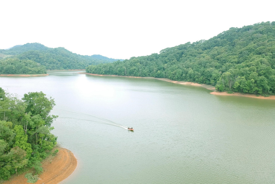 Mênh mang sóng nước Pá Khoang và vùng sinh cảnh rừng đặc dụng Mường Phăng. (Ảnh: Xuân Tiến/TTXVN)