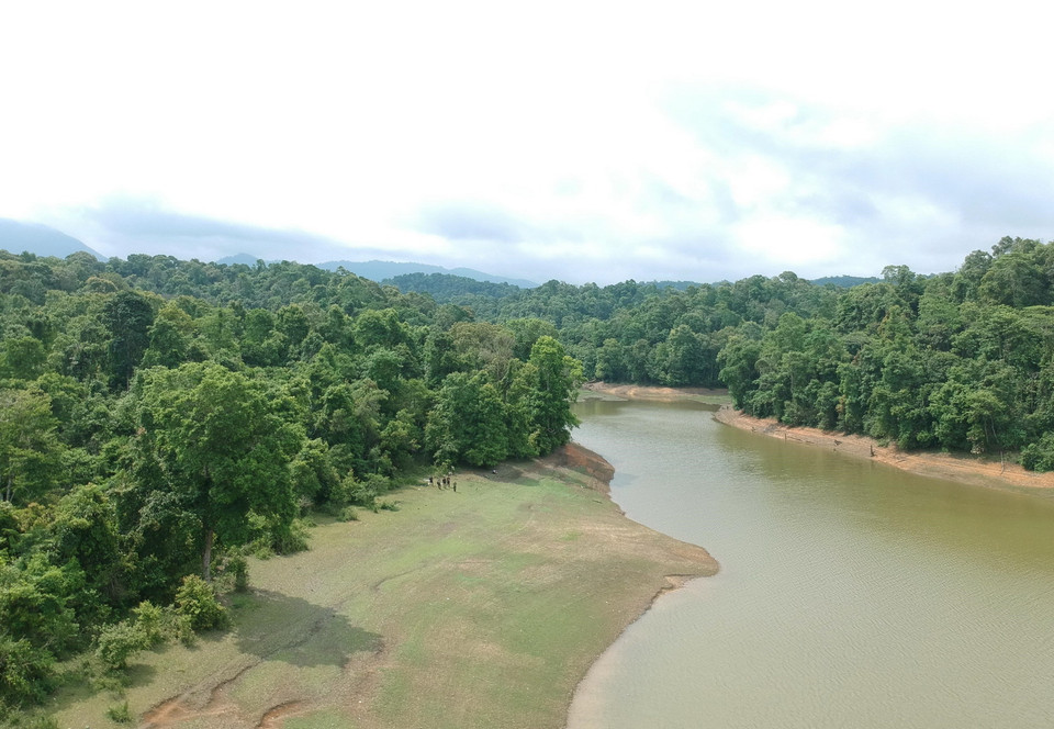 Lòng hồ Pá Khoang “vặn mình” khoét sâu vào đất liền, chia đôi hai mảng rừng đặc dụng thuộc địa phận bản Co Thón và bản Mòm, xã Pá Khoang, thành phố Điện Biên Phủ, tỉnh Điện Biên. (Ảnh: Xuân Tiến/TTXVN)