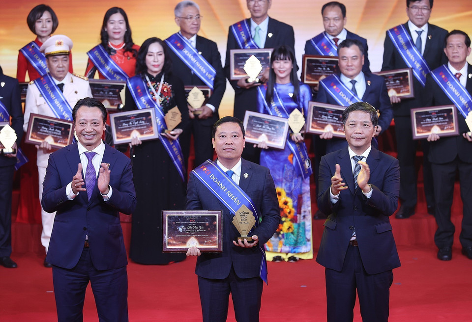 Trưởng Ban Kinh tế Trung ương Trần Tuấn Anh trao tặng danh hiệu tôn vinh các Doanh nhân Việt Nam tiêu biểu. (Ảnh: Dương Giang/TTXVN)