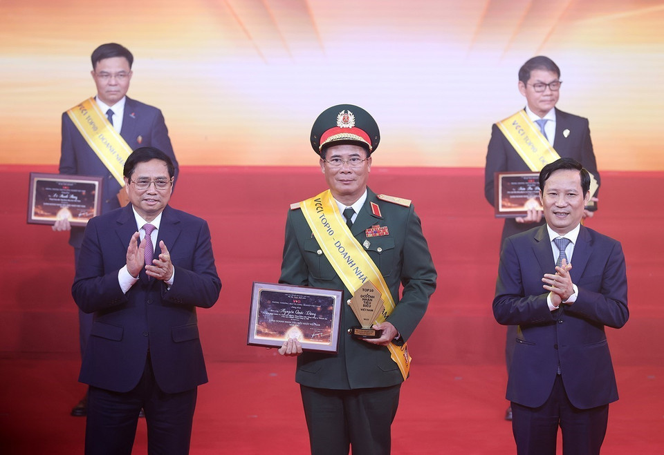 Thủ tướng Phạm Minh Chính trao tặng danh hiệu tôn vinh các doanh nhân được vinh danh Top 10 Doanh nhân Việt Nam tiêu biểu nhất. (Ảnh: Dương Giang/TTXVN)