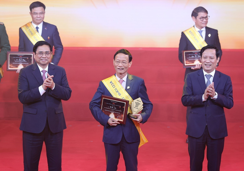 Thủ tướng Phạm Minh Chính trao tặng danh hiệu tôn vinh các doanh nhân được vinh danh Top 10 Doanh nhân Việt Nam tiêu biểu nhất. (Ảnh: Dương Giang/TTXVN)