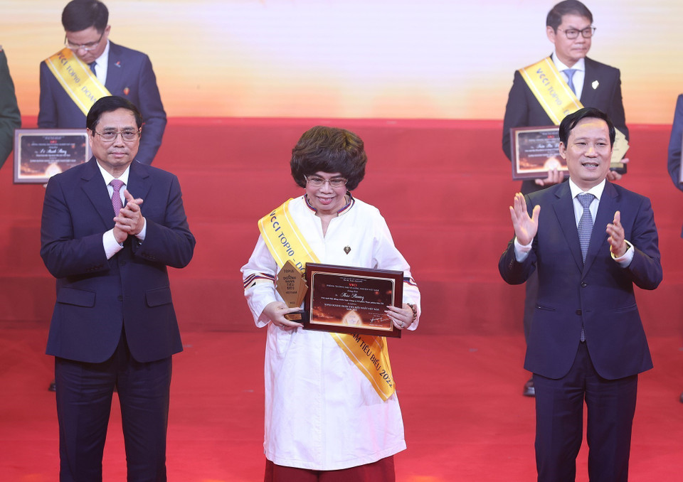 Thủ tướng Phạm Minh Chính trao tặng danh hiệu tôn vinh các doanh nhân được vinh danh Top 10 Doanh nhân Việt Nam tiêu biểu nhất. (Ảnh: Dương Giang/TTXVN)