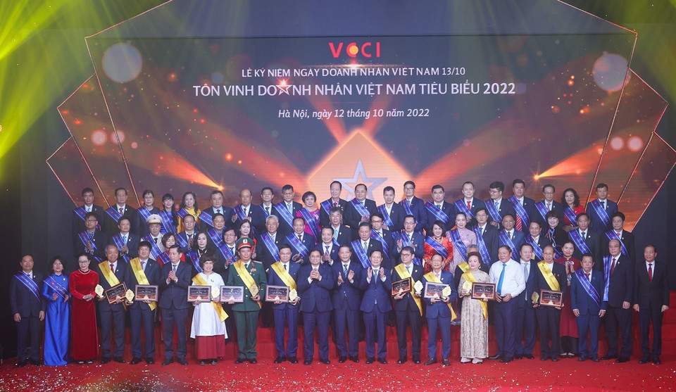 Thủ tướng Phạm Minh Chính với các Doanh nhân tiêu biểu. (Ảnh: Dương Giang/TTXVN)