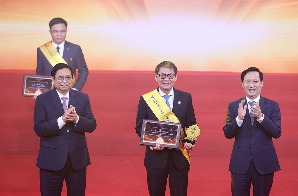 Thủ tướng Phạm Minh Chính trao tặng danh hiệu tôn vinh các doanh nhân được vinh danh Top 10 Doanh nhân Việt Nam tiêu biểu nhất. (Ảnh: Dương Giang/TTXVN)