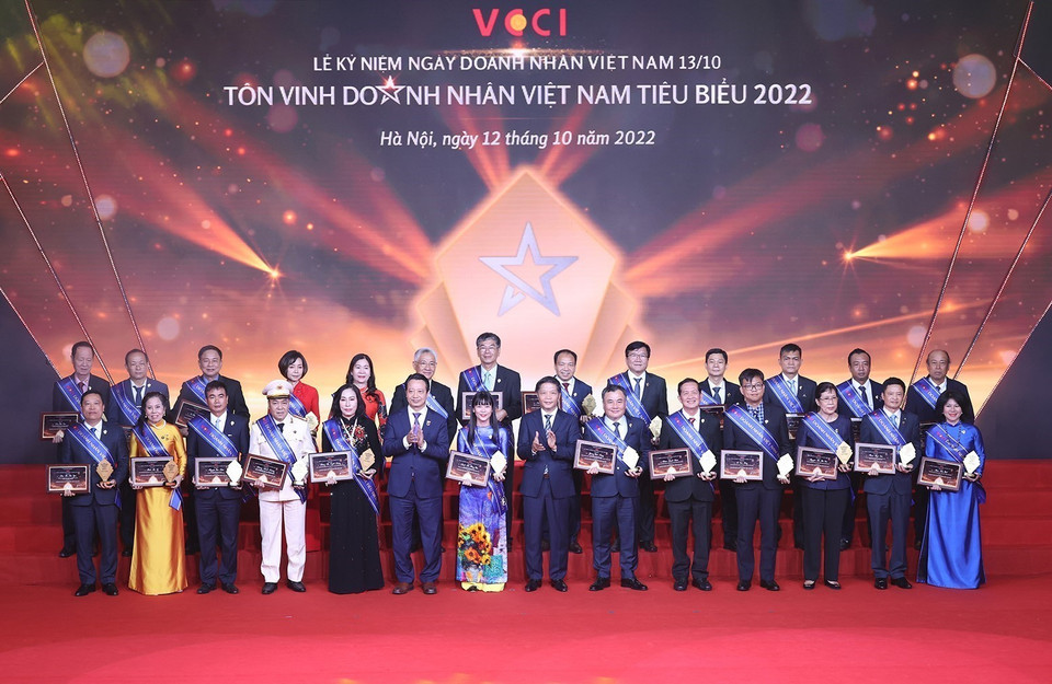 Trưởng Ban Kinh tế Trung ương Trần Tuấn Anh trao tặng danh hiệu tôn vinh các Doanh nhân Việt Nam tiêu biểu. (Ảnh: Dương Giang/TTXVN)