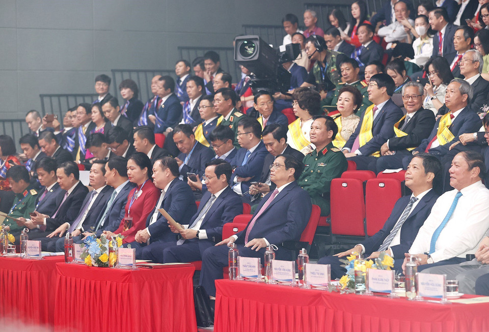 Thủ tướng Phạm Minh Chính với các đại biểu tham dự kỷ niệm Ngày Doanh nhân Việt Nam. (Ảnh: Dương Giang/TTXVN)