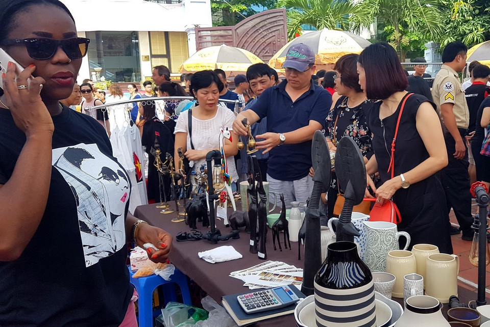 Mặt hàng thủ công mỹ nghệ thu hút nhiều khách quan tâm. (Ảnh: Ngọc Hà/TTXVN)