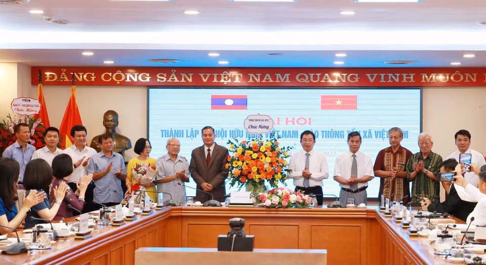 Ông Trần Văn Túy, nguyên Ủy viên Trung ương Đảng, Chủ tịch Trung ương Hội Hữu nghị Việt Nam-Lào, tặng hoa chúc mừng Đại hội. (Ảnh: Phương Hoa/TTXVN)