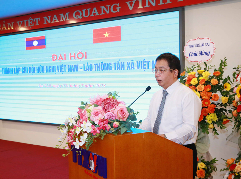 Ông Nguyễn Tuấn Hùng, Phó Tổng giám đốc TTXVN, Chi hội trưởng Chi hội Hữu nghị Việt Nam-Lào phát biểu khai mạc đại hội. (Ảnh: Phương Hoa/TTXVN)