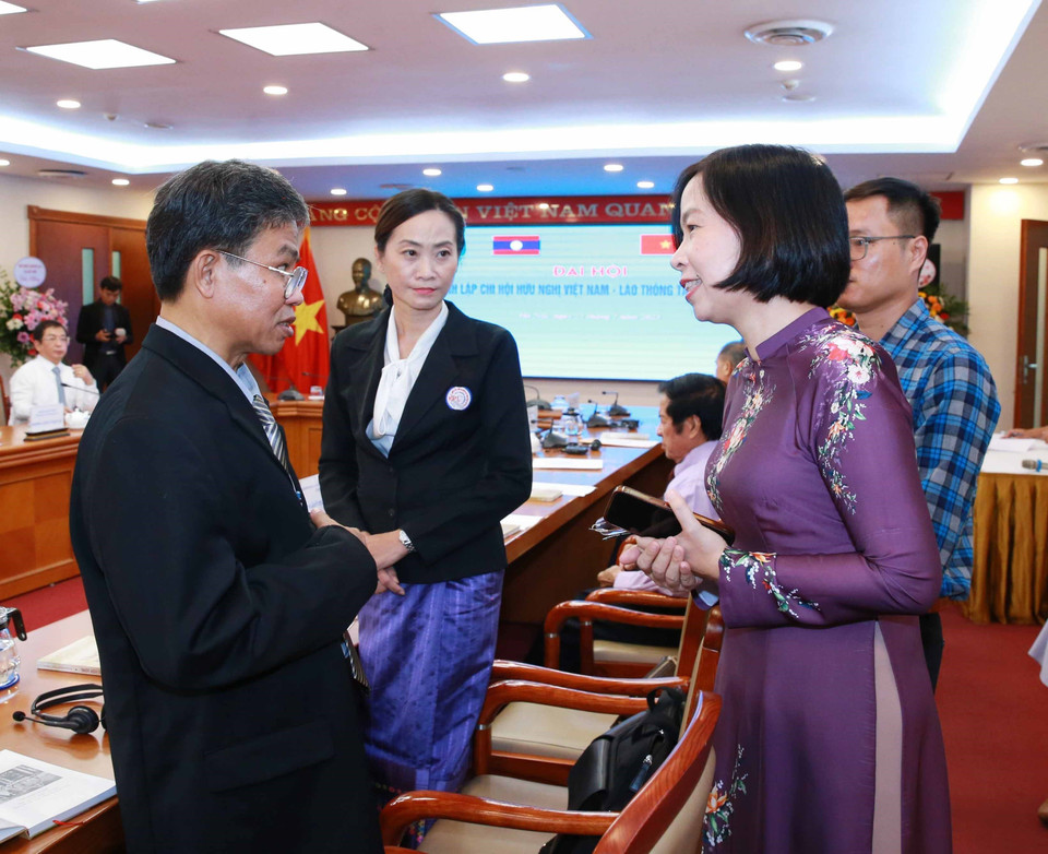 Bà Vũ Việt Trang, Tổng giám đốc TTXVN, và đại biểu tham dự đại hội. (Ảnh: Phương Hoa/TTXVN)