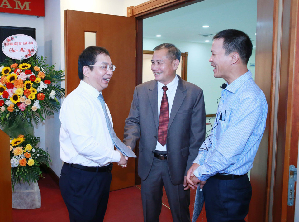 Ông Nguyễn Tuấn Hùng, Phó Tổng giám đốc TTXVN, Chi hội trưởng Chi hội Hữu nghị Việt Nam-Lào (ngoài cùng, bên trái) và đại biểu dự đại hội. (Ảnh: Phương Hoa/TTXVN)