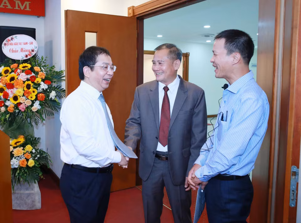 Ông Nguyễn Tuấn Hùng, Phó Tổng giám đốc TTXVN, Chi hội trưởng Chi hội Hữu nghị Việt Nam-Lào (ngoài cùng, bên trái) và đại biểu dự đại hội. (Ảnh: Phương Hoa/TTXVN) 