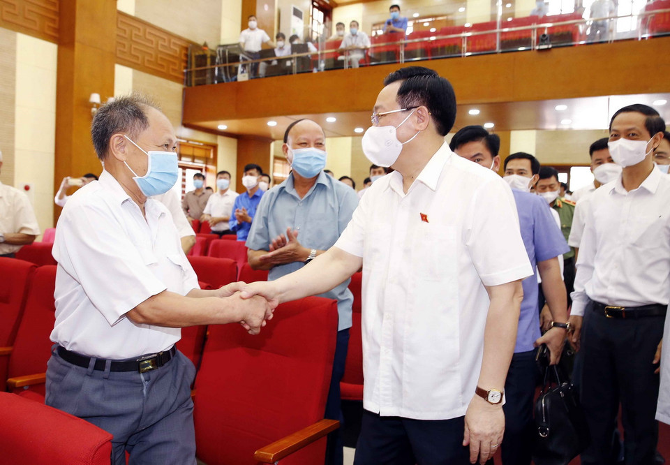 Chủ tịch Quốc hội Vương Đình Huệ với cử tri huyện Vĩnh Bảo, thành phố Hải Phòng. (Ảnh: Doãn Tấn/TTXVN)