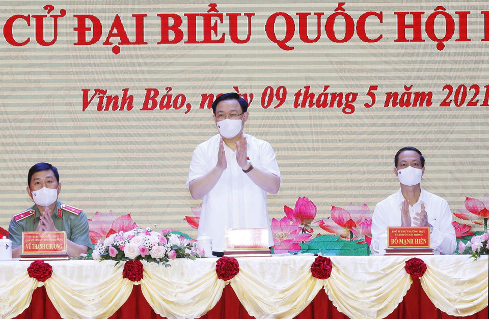 Chủ tịch Quốc hội Vương Đình Huệ dự Hội nghị tiếp xúc cử tri với những người ứng cử Đại biểu Quốc hội khóa XV tại huyện Vĩnh Bảo, thành phố Hải Phòng. (Ảnh: Doãn Tấn/TTXVN)