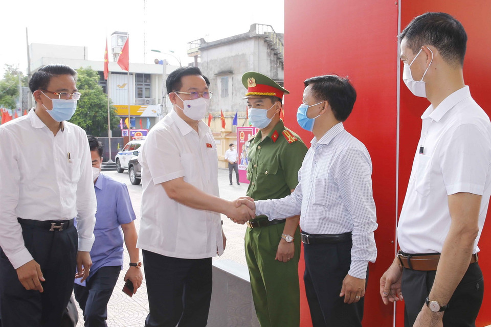 Chủ tịch Quốc hội Vương Đình Huệ dự Hội nghị tiếp xúc cử tri với những người ứng cử Đại biểu Quốc hội khóa XV tại huyện Vĩnh Bảo, thành phố Hải Phòng. (Ảnh: Doãn Tấn/TXVN)