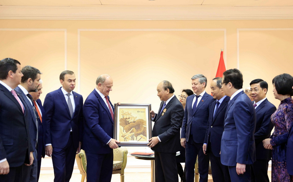 Chủ tịch Đảng Cộng sản Nga Gennady Zyuganov tặng quà lưu niệm cho Chủ tịch nước Nguyễn Xuân Phúc. (Ảnh: Thống Nhất/TTXVN)