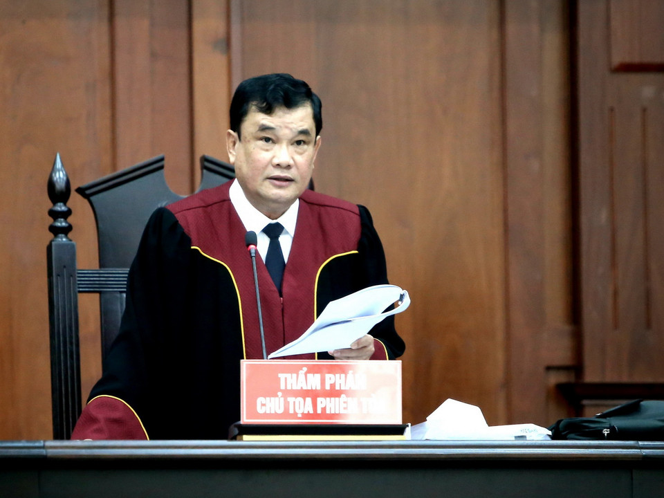  Chủ tọa phiên tòa phúc thẩm tuyên đọc bản án ngày 2/12. (Ảnh: Thành Chung/TTXVN)