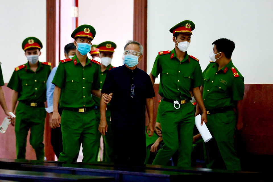  Dẫn giải bị cáo Nguyễn Thành Tài rời Tòa sau khi tuyên án. (Ảnh: Thành Chung/TTXVN)