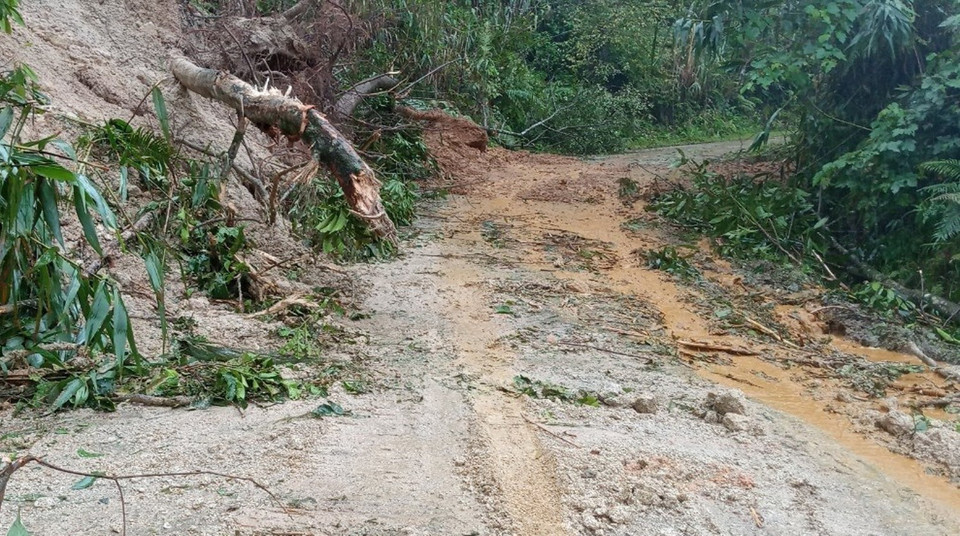  Một vị trí trên đường Trường Sơn Đông, đoạn qua huyện Kon Plông, bị sạt lở nghiêm trọng do ảnh hưởng của mưa lũ. (Ảnh: TTXVN phát) 
