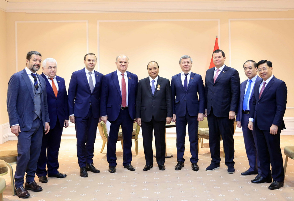 Chủ tịch nước Nguyễn Xuân Phúc với Chủ tịch Đảng Cộng sản Nga Gennady Zyuganov và các đại biểu. (Ảnh: Thống Nhất/TTXVN)