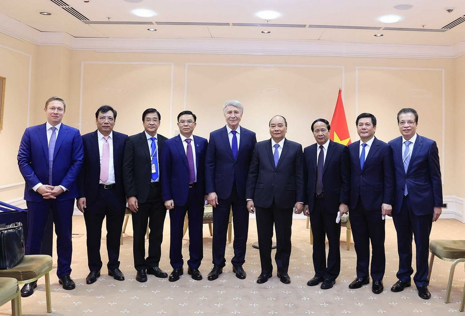 Chủ tịch nước Nguyễn Xuân Phúc và Chủ tịch Tập đoàn Novatek Leonid Mikhelson cùng các đại biểu tham dự buổi tiếp. (Ảnh: Thống Nhất/TTXVN)