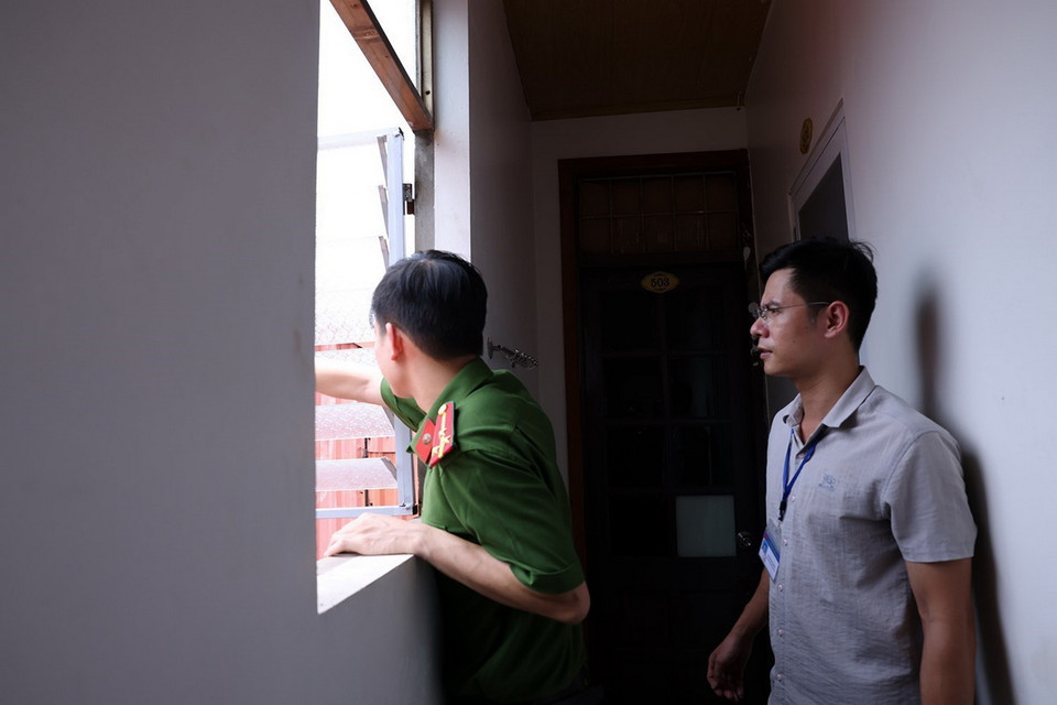 Kiểm tra cửa thoát hiểm của một khu nhà trọ tại ngõ 196 Cầu Giấy. (Ảnh: Tuấn Anh/TTXVN)