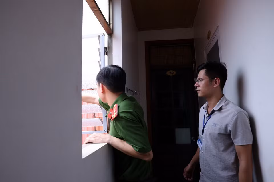 Kiểm tra cửa thoát hiểm của một khu nhà trọ tại ngõ 196 Cầu Giấy. (Ảnh: Tuấn Anh/TTXVN)