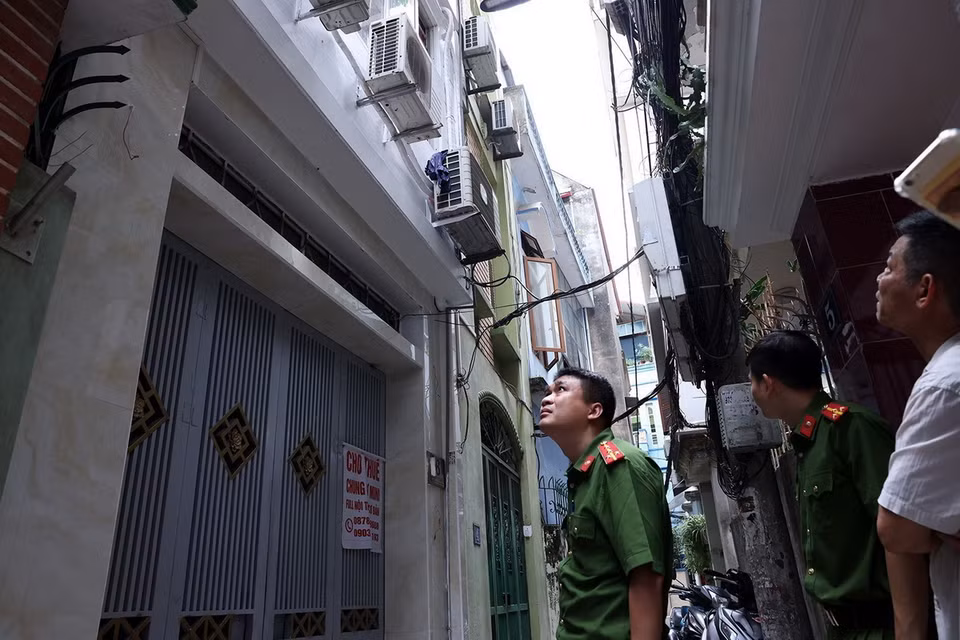 Lực lượng chức năng quận Cầu Giấy tăng cường công tác kiểm tra các nhà trọ trên địa bàn. (Ảnh: Tuấn Anh/TTXVN)