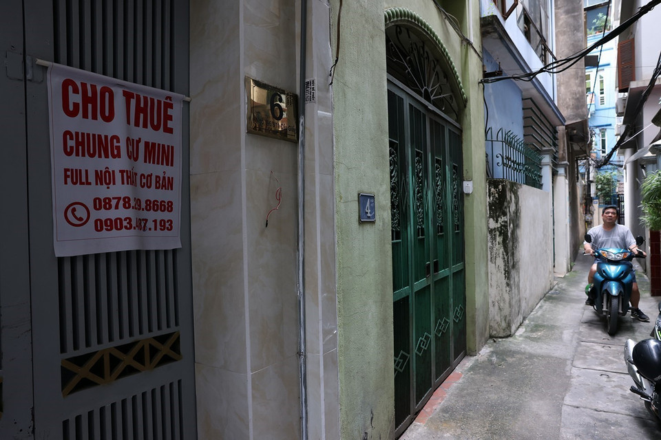 Một nhà trọ đăng thông tin cho thuê trong ngõ 196 Cầu Giấy. (Ảnh: Tuấn Anh/TTXVN)