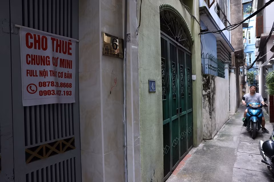 Một nhà trọ đăng thông tin cho thuê trong ngõ 196 Cầu Giấy. (Ảnh: Tuấn Anh/TTXVN)