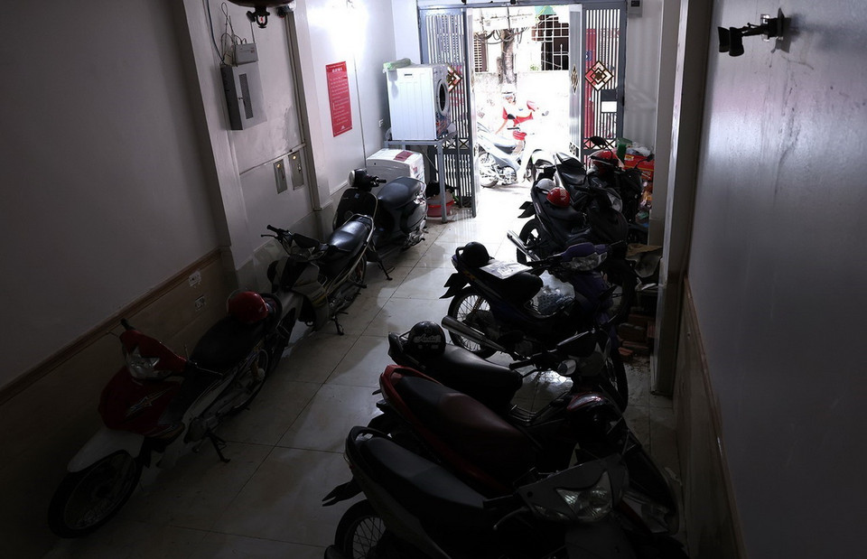 Khu vực để xe máy của một khu nhà trọ tại phường Quan Hoa, quận Cầu Giấy. (Ảnh: Tuấn Anh/TTXVN)