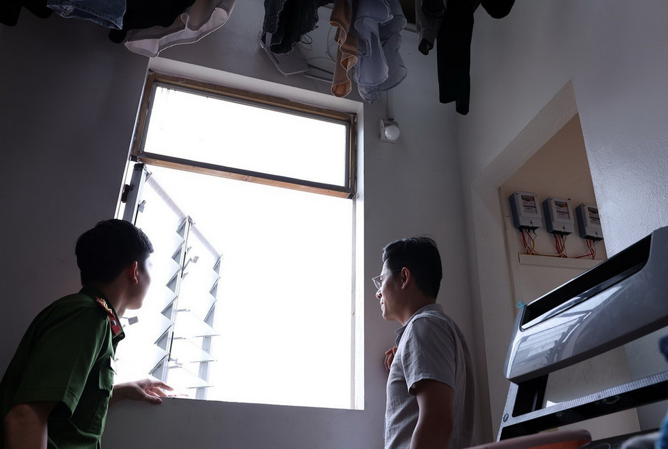 Cửa thoát hiểm trên tầng 5 của một khu nhà trọ. (Ảnh: Tuấn Anh/TTXVN)