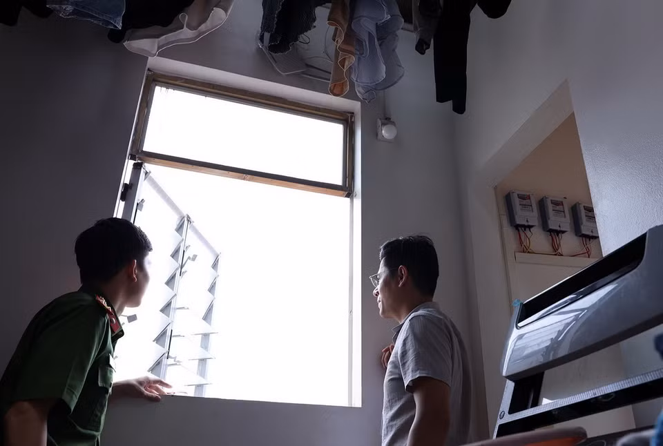 Cửa thoát hiểm trên tầng 5 của một khu nhà trọ. (Ảnh: Tuấn Anh/TTXVN)