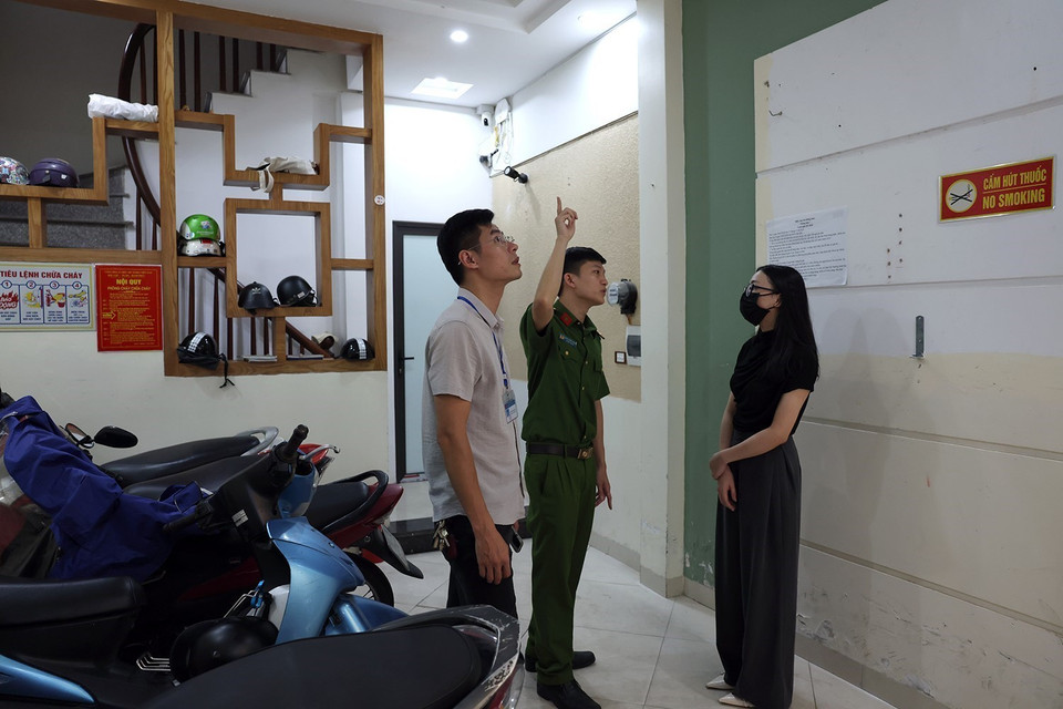 Cán bộ Phòng cháy chữa cháy quận Cầu Giấy kiểm tra, tuyên truyền tại khu nhà trọ trên đường Nguyễn Khánh Toàn. (Ảnh: Tuấn Anh/TTXVN)