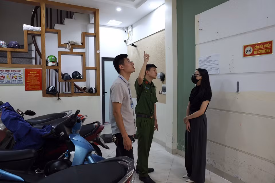 Cán bộ Phòng cháy chữa cháy quận Cầu Giấy kiểm tra, tuyên truyền tại khu nhà trọ trên đường Nguyễn Khánh Toàn. (Ảnh: Tuấn Anh/TTXVN)