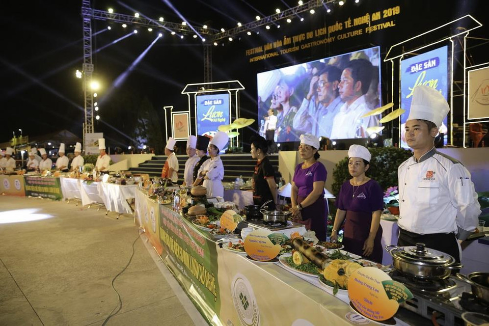 Các nghệ nhân đang chế biến món ăn từ lươn với nhiều hương vị khác nhau. (Ảnh: Bích Huệ/TTXVN)