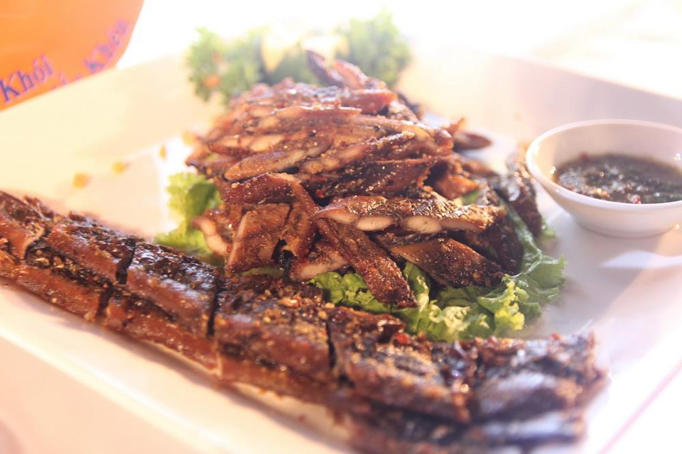 Món lươn mới được các nghệ nhân chế biến. (Ảnh: Bích Huệ/TTXVN)